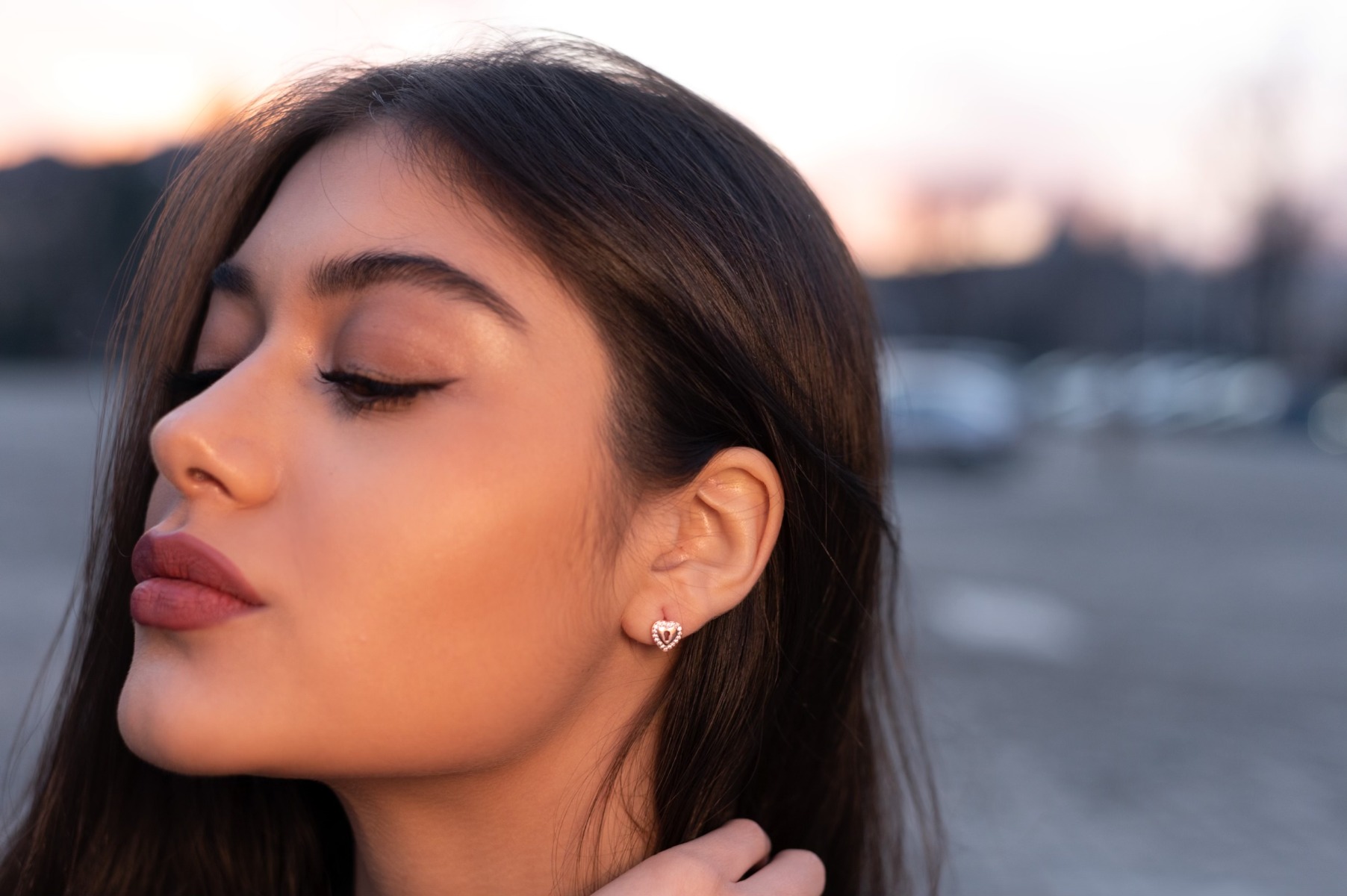 Stylish women's earrings in rhodium-plated rose silver with a heart shape, elegantly decorated along the contour with sparkling zircons.