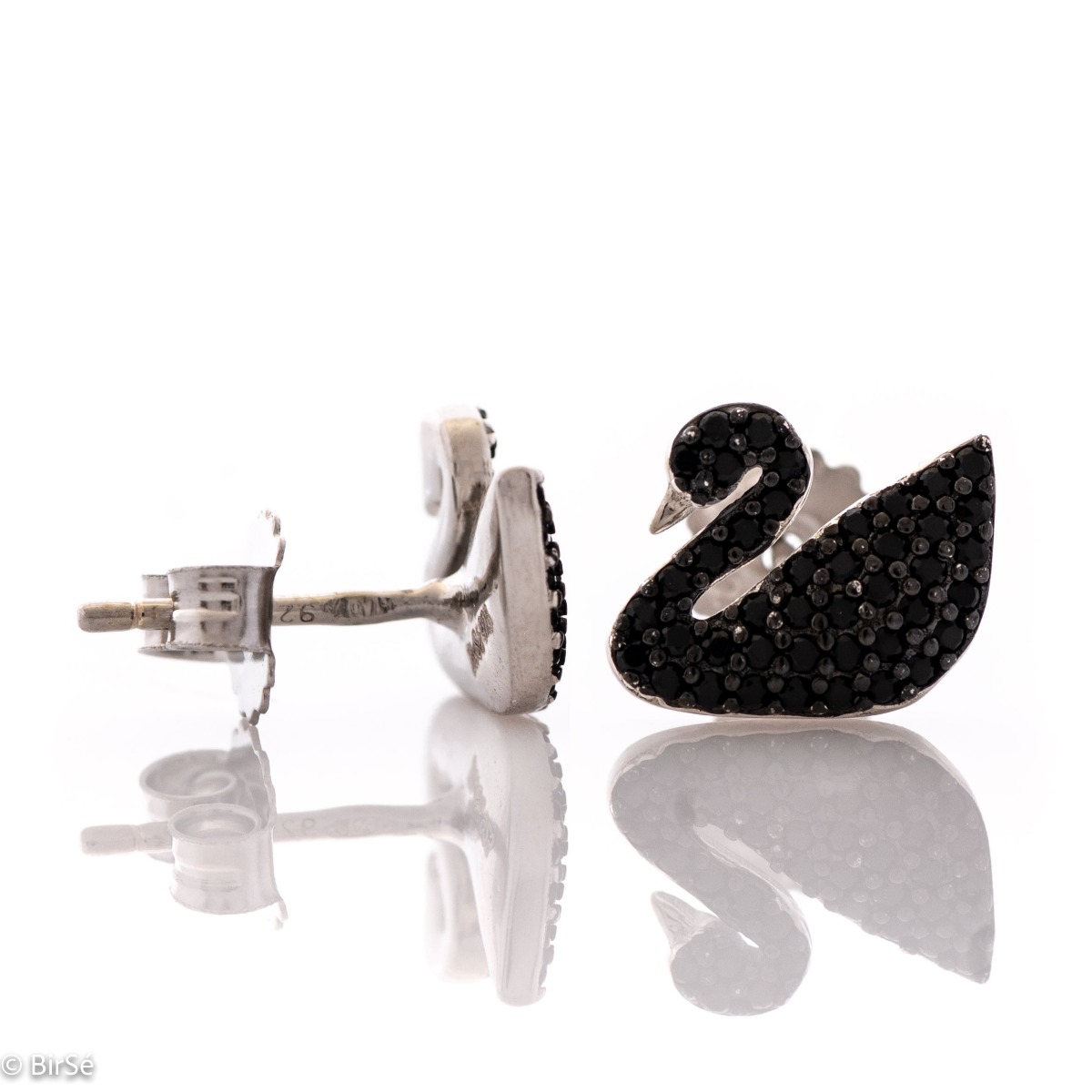 Delicate and glamorous women's stud earrings with an exquisite swan shape, complemented by fine black zircons and made entirely of rhodium-plated silver. Suitable for small and large ladies.