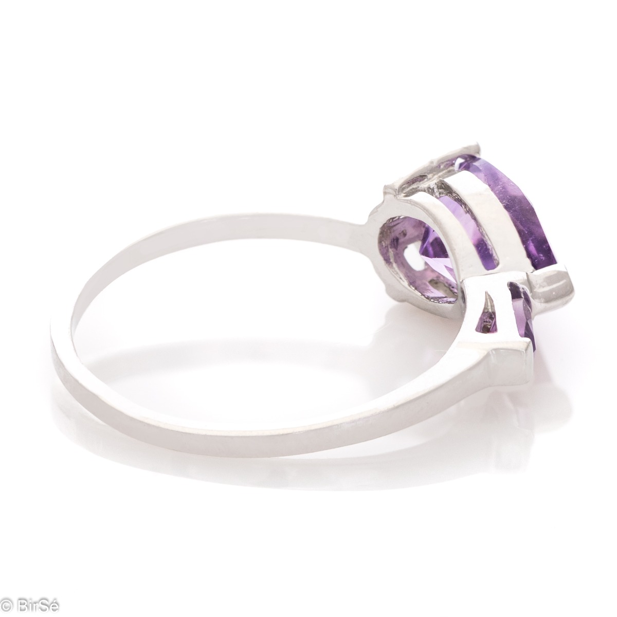 A charming women's ring made entirely of soft rhodium silver, elegantly holding an enchanted drop-shaped amethyst. The piece is part of a charming set of earrings and pendant.