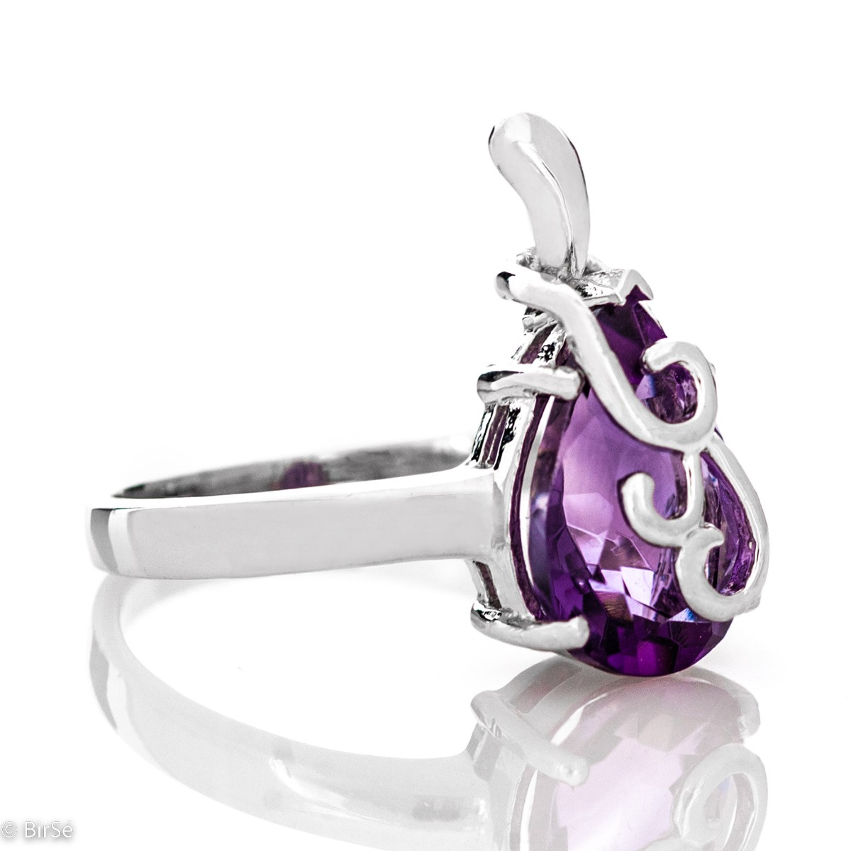 An elegant women's ring with a charming and radiant natural amethyst in a delicate teardrop shape and precise craftsmanship combining fine curves and rhodium-plated silver. It can be combined with a pendant and earrings of the same model.