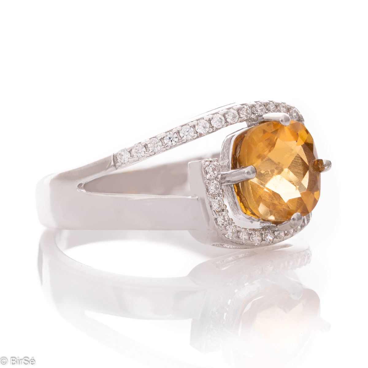 With the color of molten gold and the warmth of the sun is this ring from our new collection. A captivating citrine stone is at the center of the beautiful jewel, exquisitely encrusted with zircons.