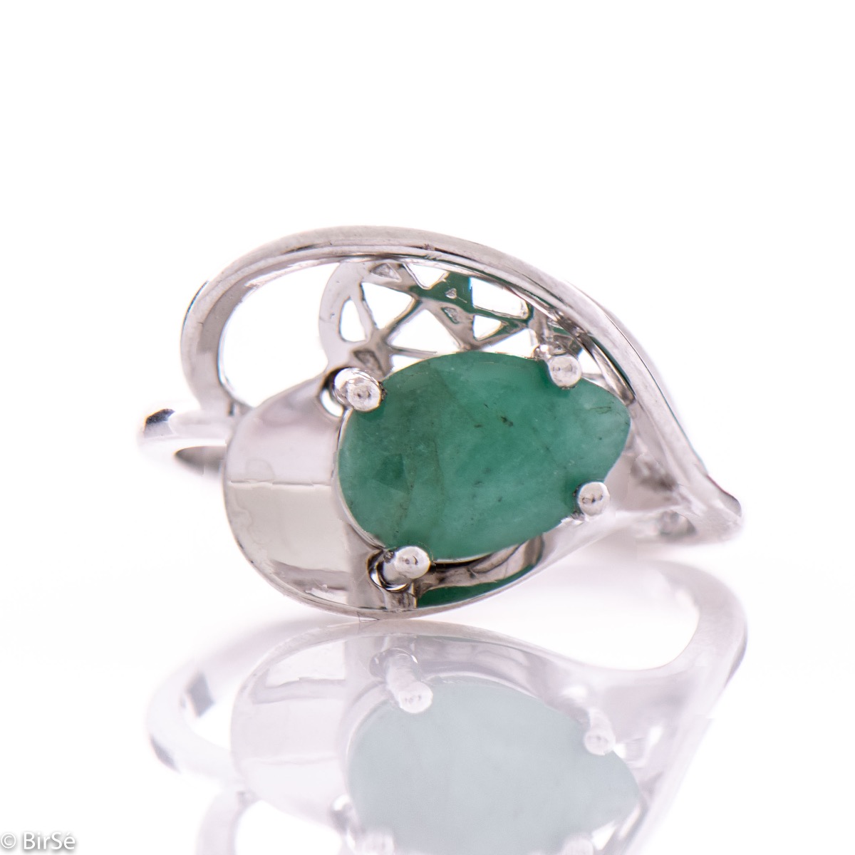 Spectacular workmanship with a modern design of the detail, intertwining delicate rhodium silver and radiant natural emerald - our new offer for a ladies' ring. In an exclusive sterling silver set with earrings and pendant.