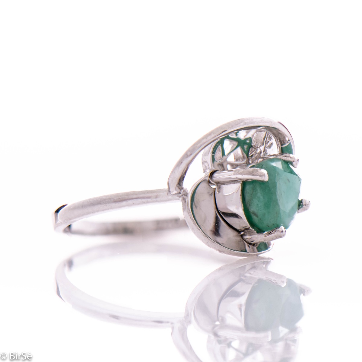 Spectacular workmanship with a modern design of the detail, intertwining delicate rhodium silver and radiant natural emerald - our new offer for a ladies' ring. In an exclusive sterling silver set with earrings and pendant.