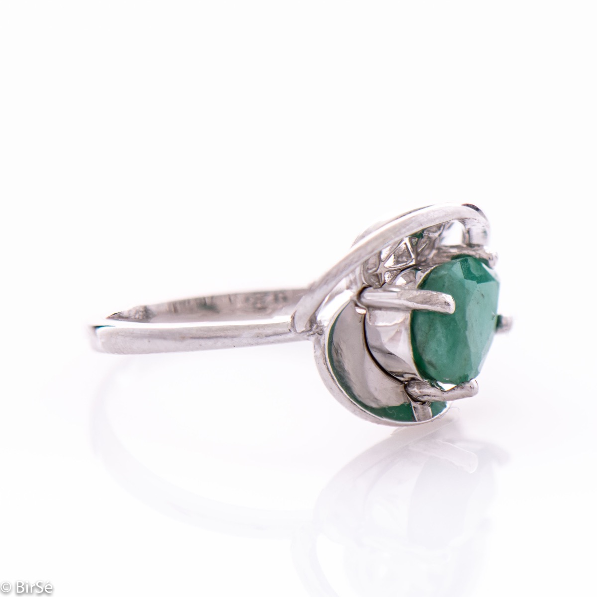 Spectacular workmanship with a modern design of the detail, intertwining delicate rhodium silver and radiant natural emerald - our new offer for a ladies' ring. In an exclusive sterling silver set with earrings and pendant.