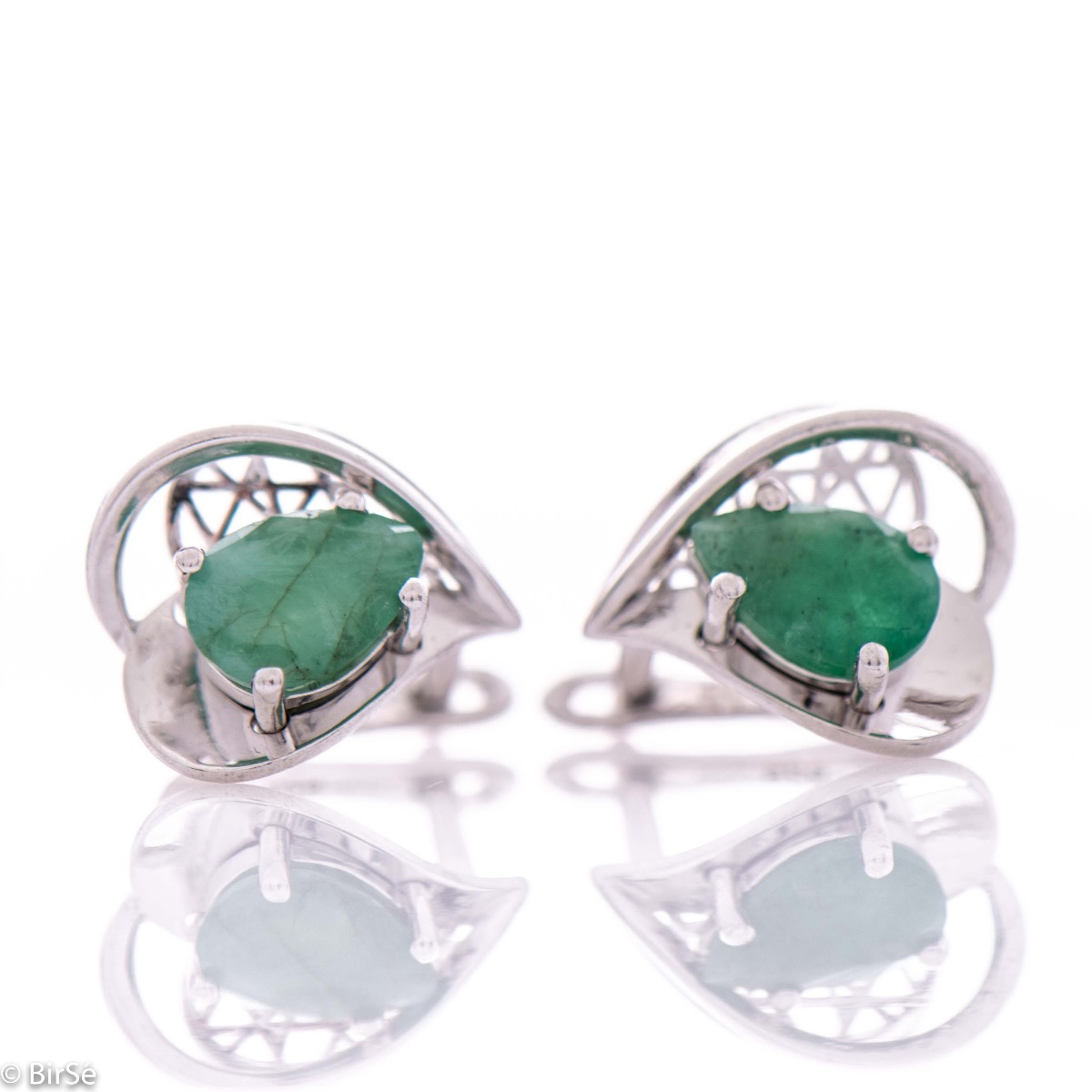 Captivating women's earrings with English clasp and beautiful curves and details crafted from soft rhodium-plated sterling silver, complemented by a radiant natural emerald stone in an exquisite teardrop shape. In a charming pendant and ring set.