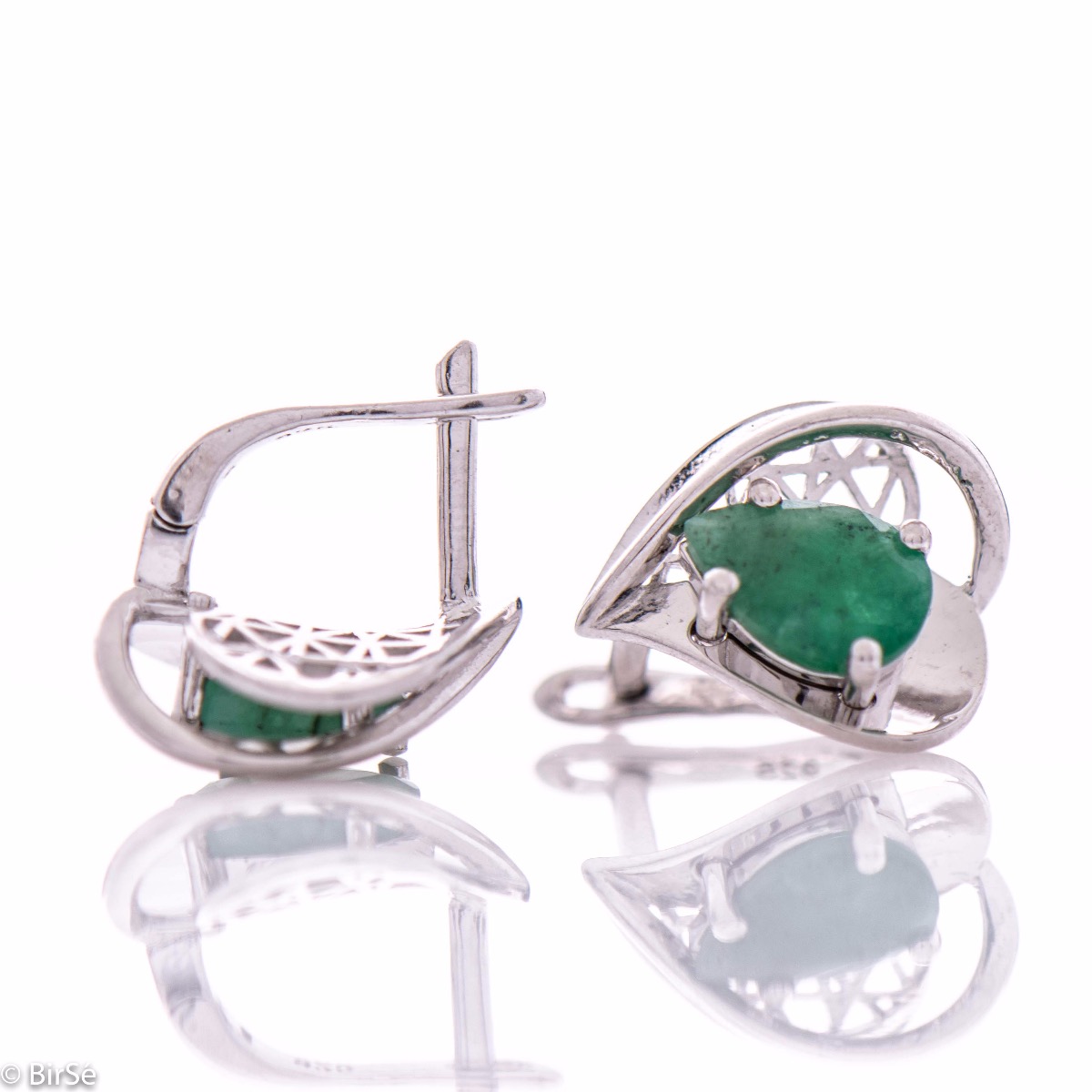 Captivating women's earrings with English clasp and beautiful curves and details crafted from soft rhodium-plated sterling silver, complemented by a radiant natural emerald stone in an exquisite teardrop shape. In a charming pendant and ring set.