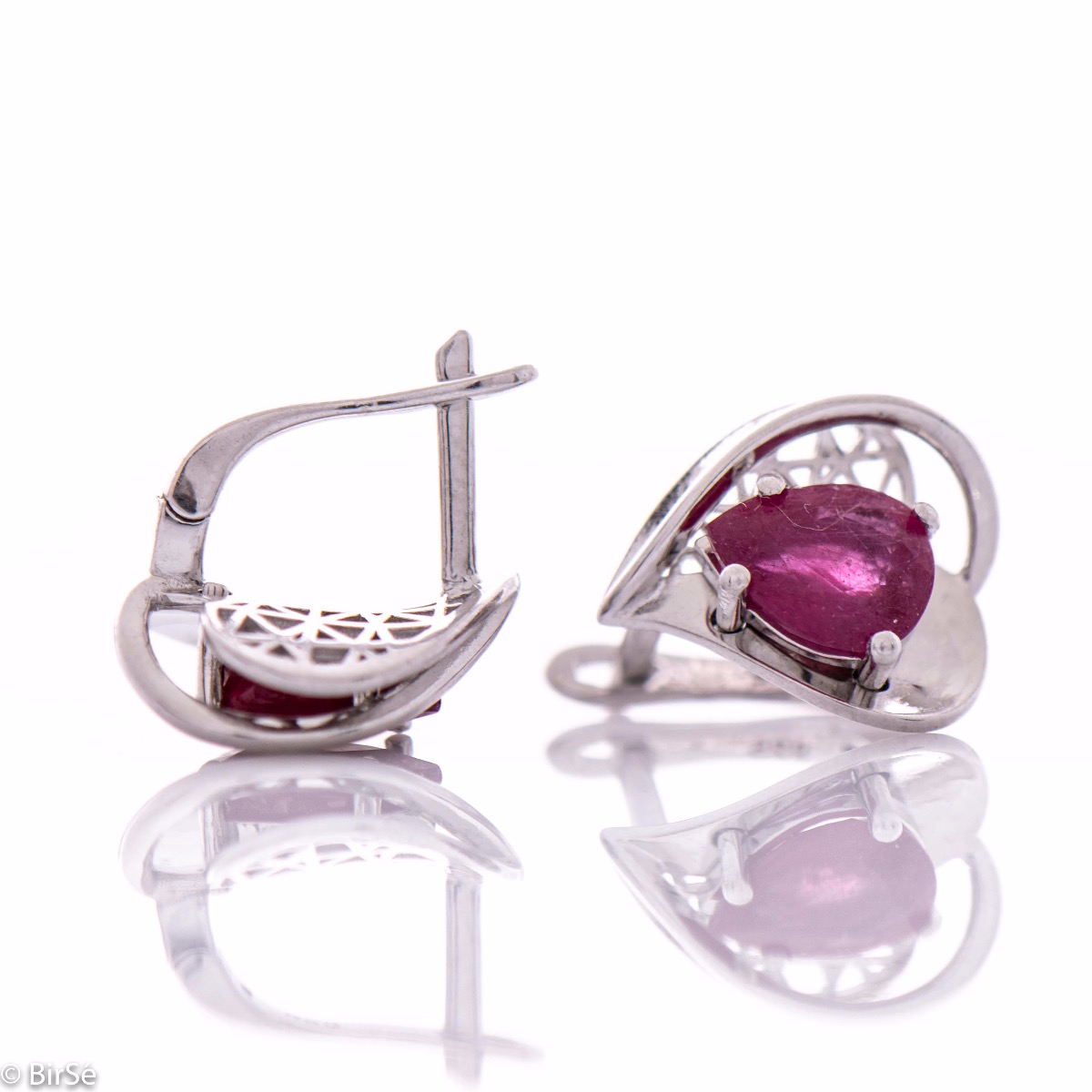 Sophisticated women's earrings with English clasp and exquisite craftsmanship with precision to detail, interweaving beautiful rhodium silver with a delicate natural ruby ​​stone in a charming teardrop shape. In an exclusive ring and pendant set.