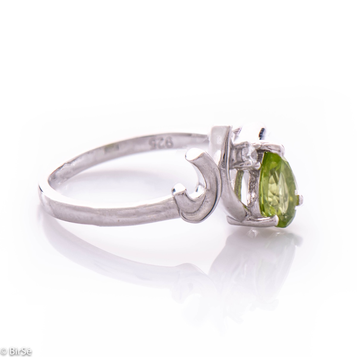 Spectacular and radiant women's ring with a natural peridot stone, in a delicate teardrop shape, complemented by a sparkling zircon and fine workmanship of beautiful rhodium silver. In an exclusive set with earrings and pendant.