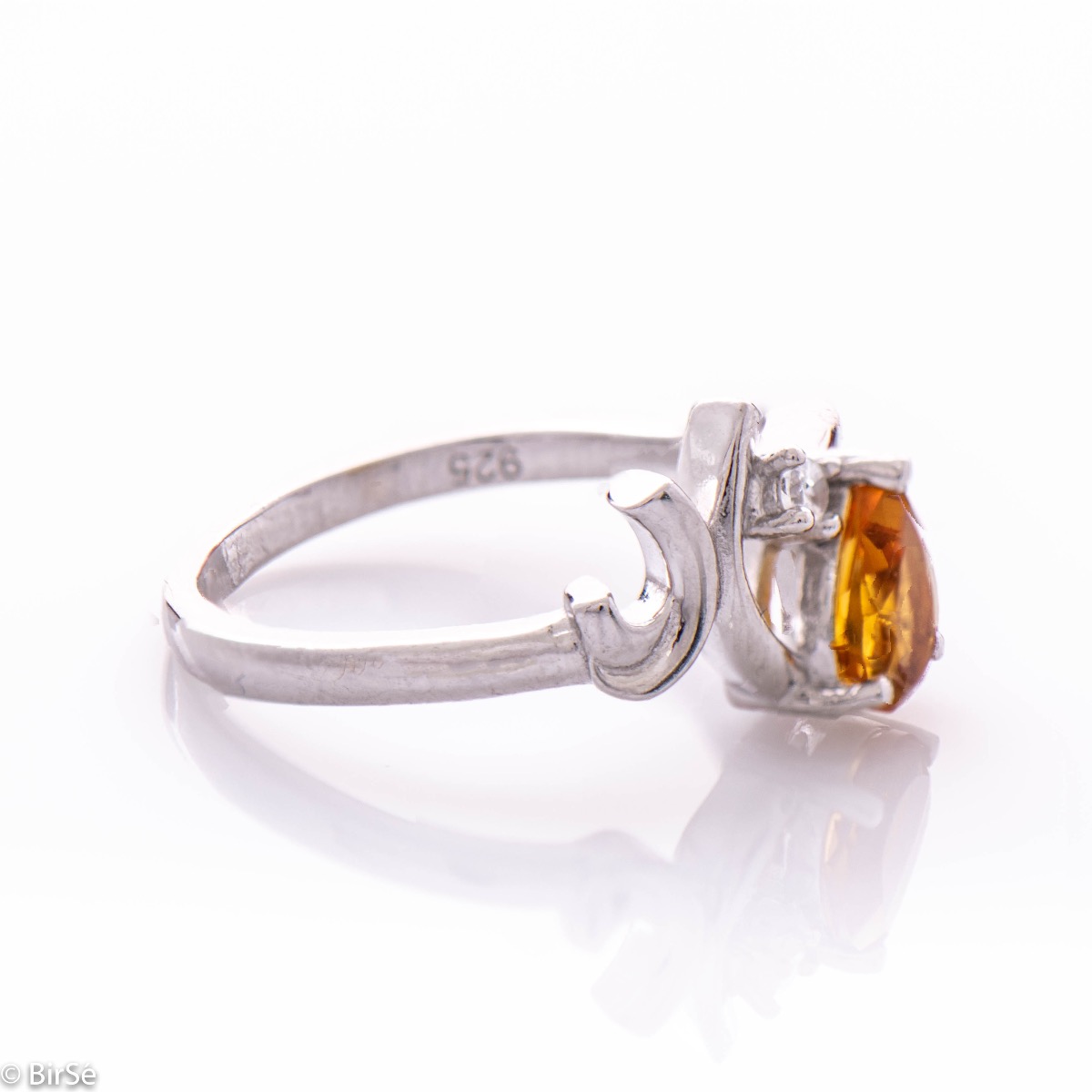 An exquisite women's ring with the color glow of a natural citrine stone, in a delicate teardrop shape, complemented by a sparkling zircon and finely crafted in beautiful rhodium silver. Complete with exquisite earrings.