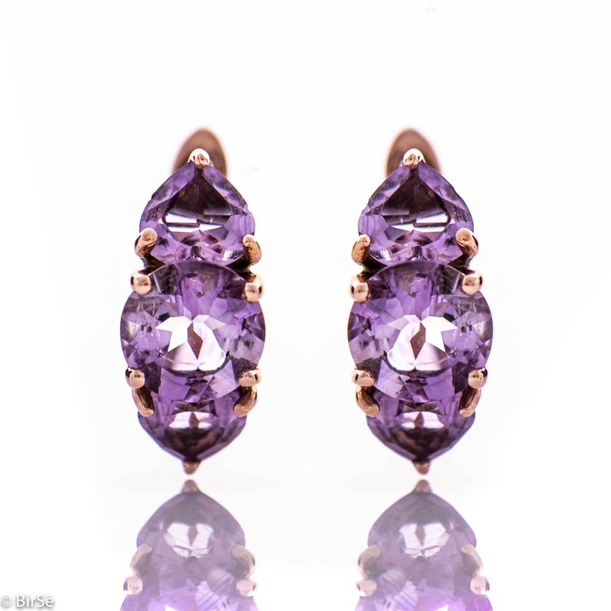 Beautiful rose silver and captivating natural amethysts perfectly paired in ladies English clasp earrings. A stylish and delicate jewel that can be combined with a ring of the same model for a unique finish to any look.