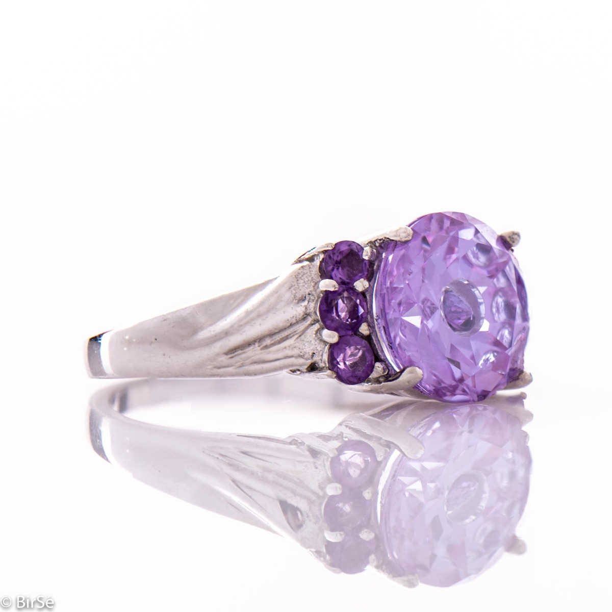 Enchanting beauty in a rhodium silver ring and unique natural amethyst stones. The gentle reflections of the silver and the wonderful color of the amethyst turn the jewel into a symphony of beauty. With earrings of the same model, every lady will be irres