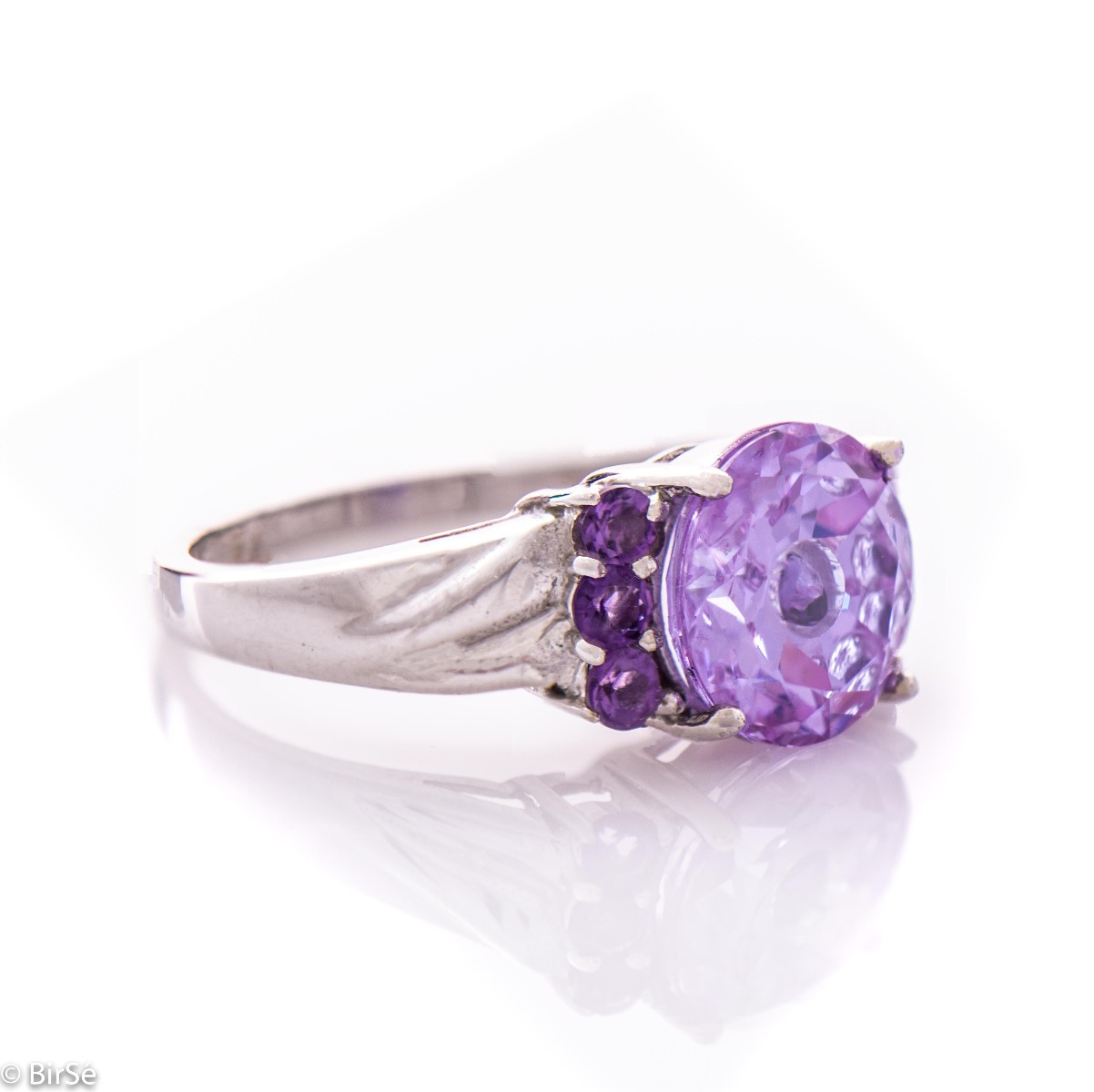 Enchanting beauty in a rhodium silver ring and unique natural amethyst stones. The gentle reflections of the silver and the wonderful color of the amethyst turn the jewel into a symphony of beauty. With earrings of the same model, every lady will be irres