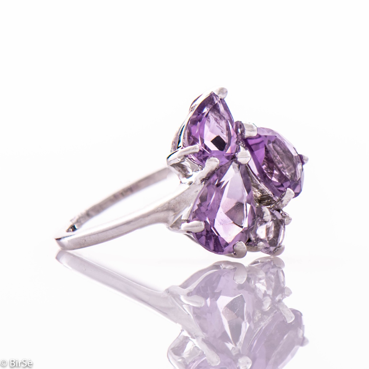 A spectacular combination of rhodium-plated silver and radiant natural amethyst stones in a delicate teardrop shape, forming a beautiful ladies' ring. The broken shape of the ring is suitable for ladies with style. Complete with dangling earrings of the s