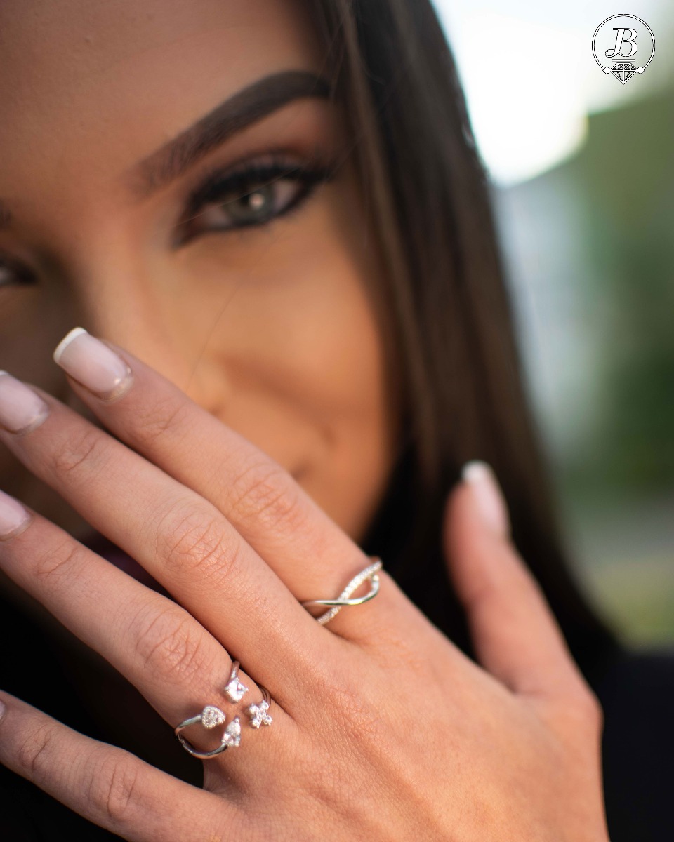 A ring with an interesting design and fine craftsmanship in rhodium-plated silver. With its extravagant elements on the edges, this jewel is suitable for any outfit.