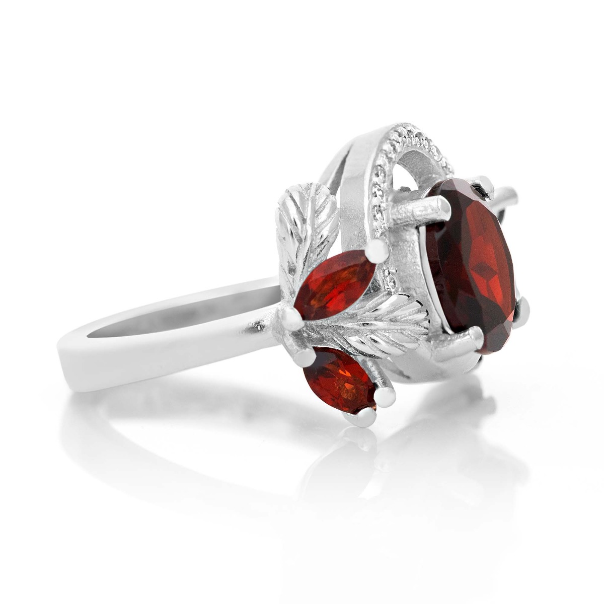 An elegant women's ring with a spectacular design entirely of rhodium-plated silver with floral elements, combined with a radiant natural garnet and sparkling zircons. Can be combined with earrings and pendant of the same model.