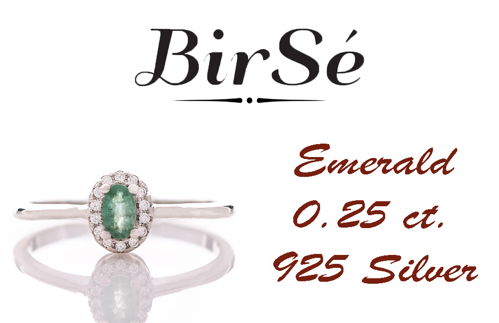 An elegant women's ring with a delicate natural emerald stone, complemented by the sparkle of fine zircons and beautiful craftsmanship entirely in rhodium-plated silver. In a charming set with matching earrings, bracelet and necklace.