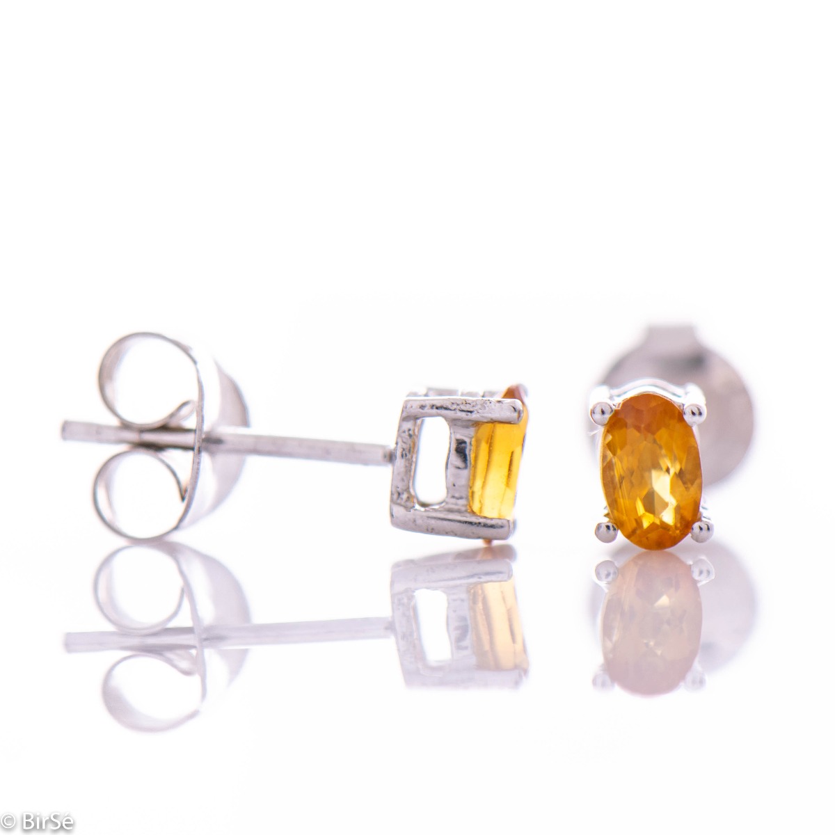 Dazzling stud earrings in beautiful rhodium silver combined with a bright and spectacular natural citrine.