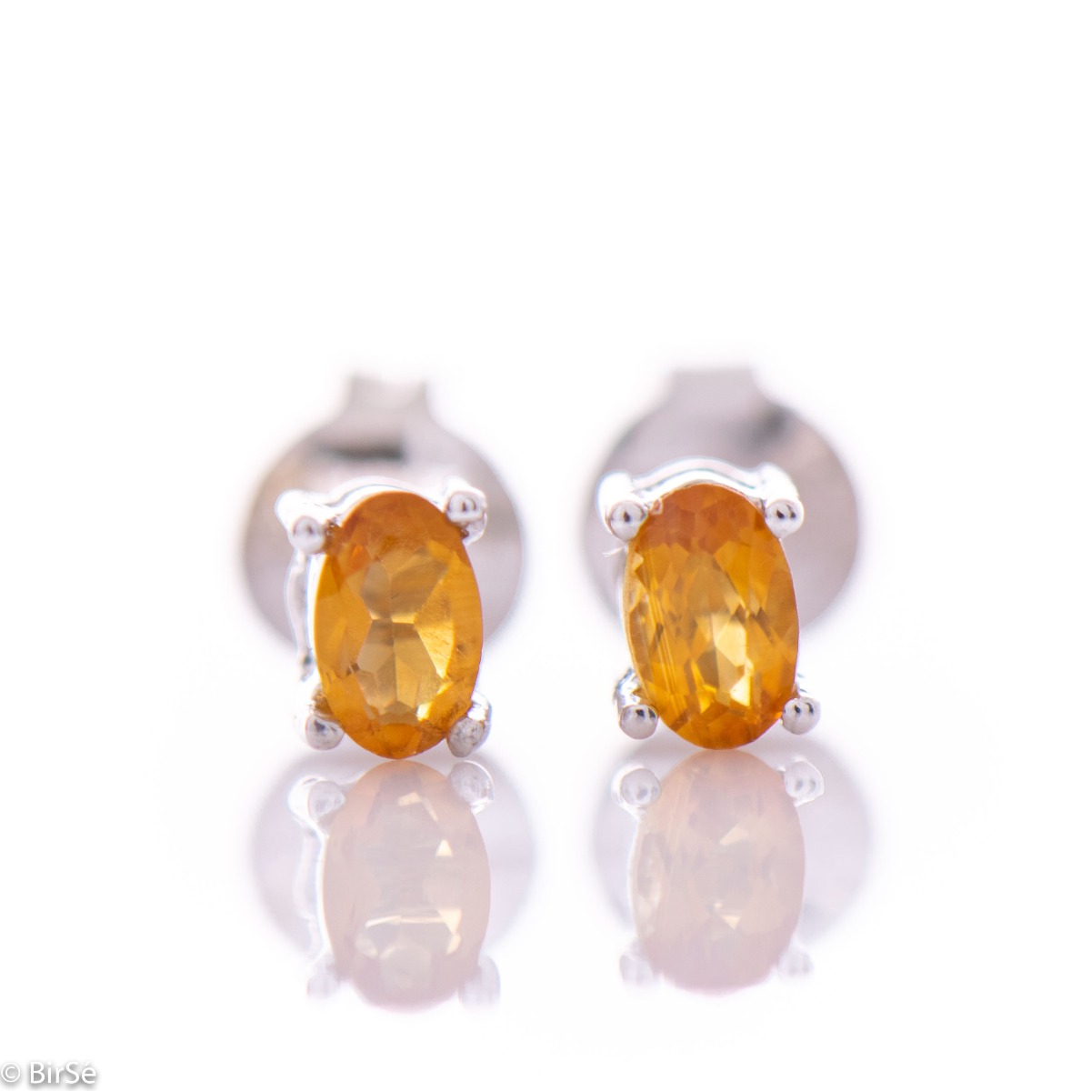 Dazzling stud earrings in beautiful rhodium silver combined with a bright and spectacular natural citrine.