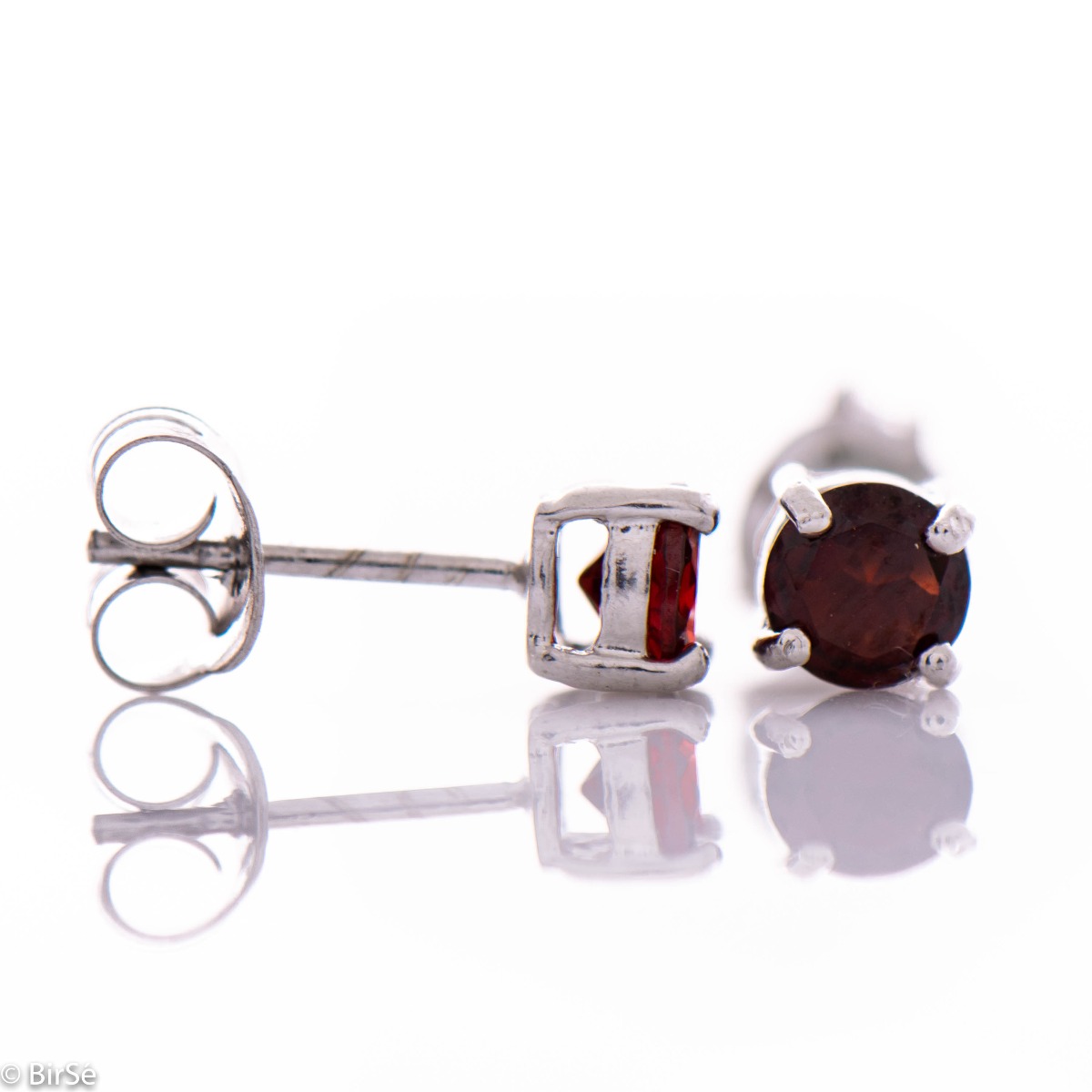 Fine and delicate stud earrings with exquisite workmanship entirely of rhodium-plated silver complemented by the brilliance of a natural garnet stone.