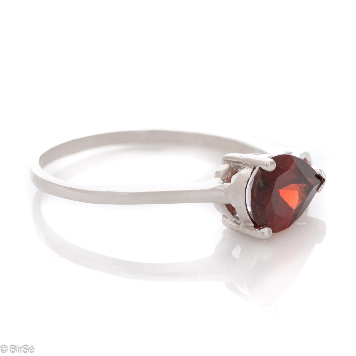 Spectacular women's ring with modern craftsmanship, combining shiny rhodium-plated silver with drop-shaped natural garnet. Can be combined with earrings of the same model.