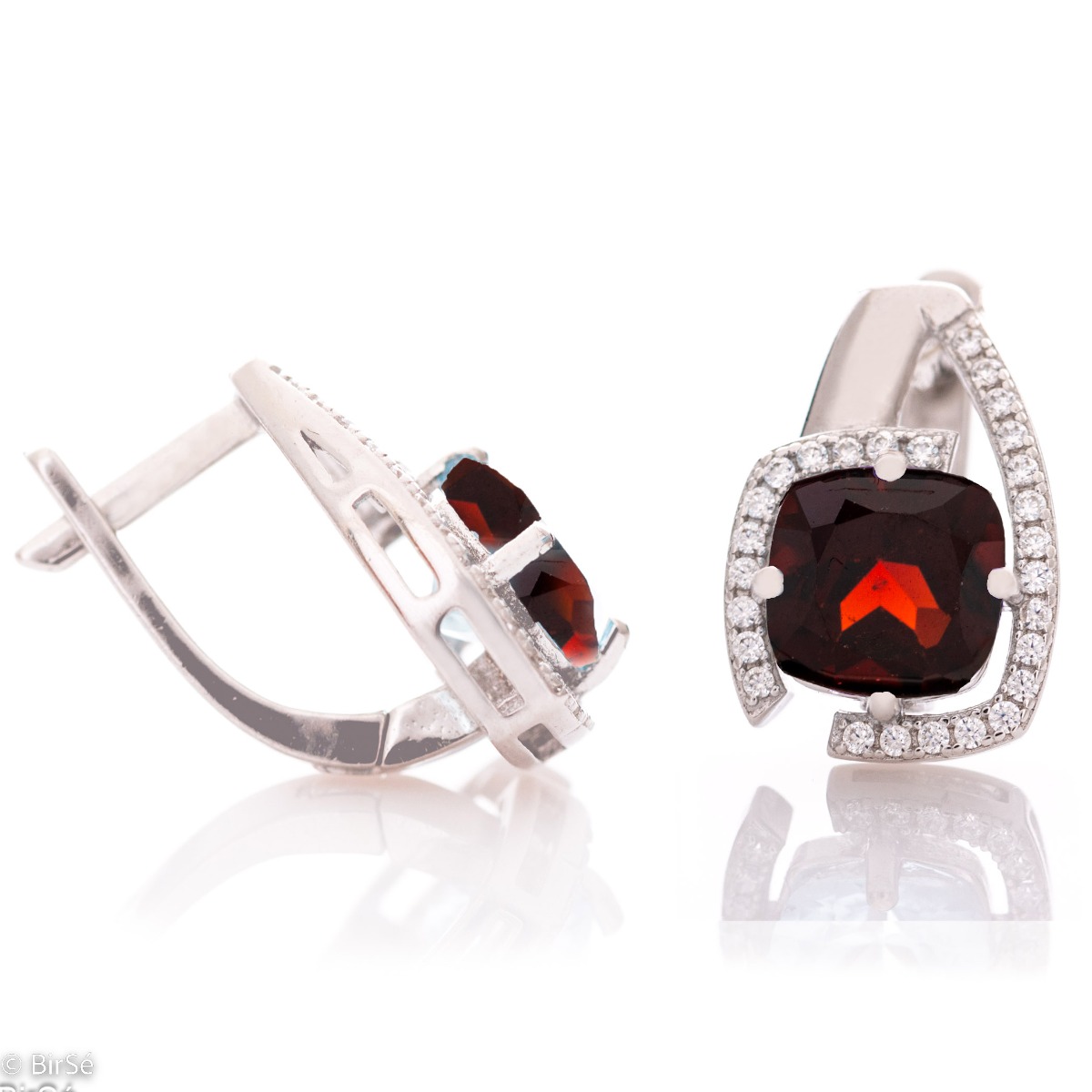 Elegant women's earrings with English clasp and precision craftsmanship entirely of rhodium-plated silver, combined with radiant natural garnet and sparkling zircons. They can be combined with a ring of the same model.