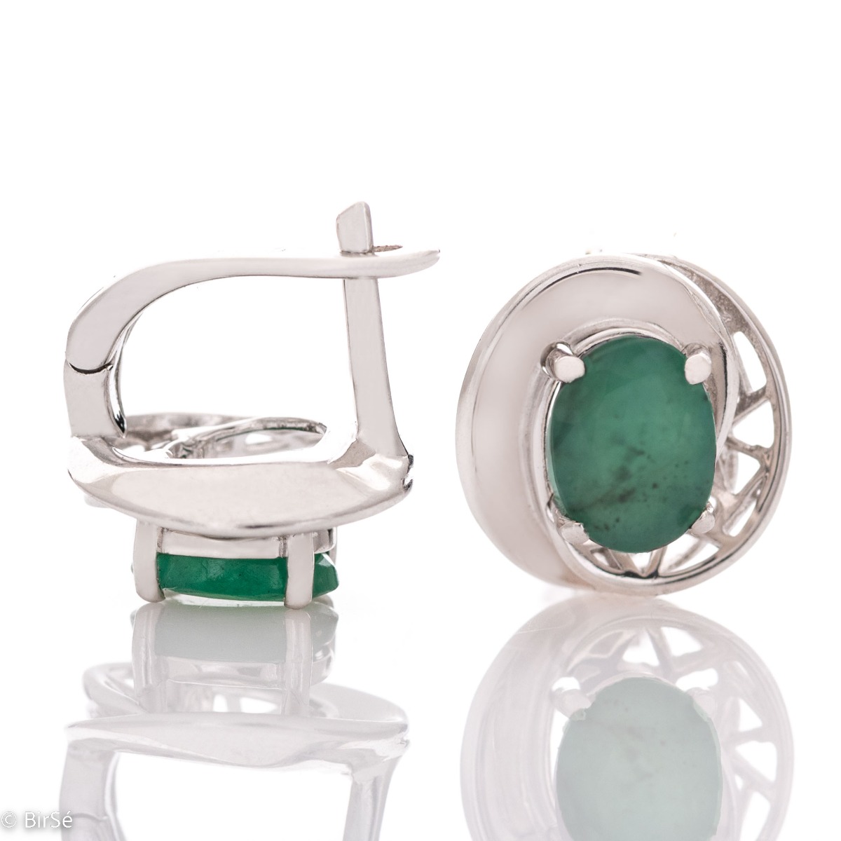 Elegant earrings in rhodium-plated silver and a natural emerald with an oval shape, surrounded by delicate fittings with an exquisite design. Make your look even more spectacular with a pendant and ring from the same collection.