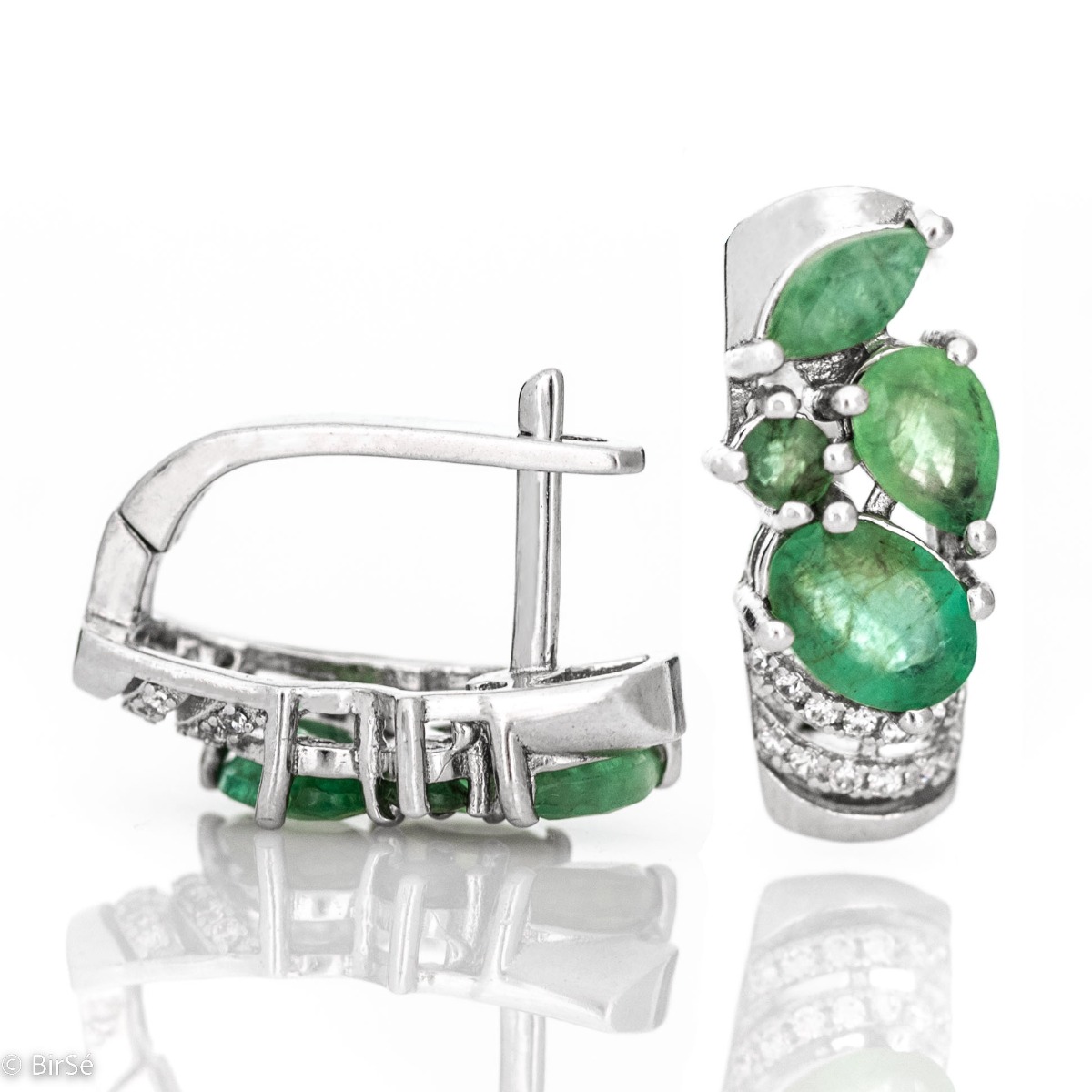 High class elegance is what you deserve. Treat yourself to irresistible earrings made of rhodium-plated silver and amazing natural emeralds, whose stylish design suits every type of face. You can also enjoy a ring and a pendant from the same collection.