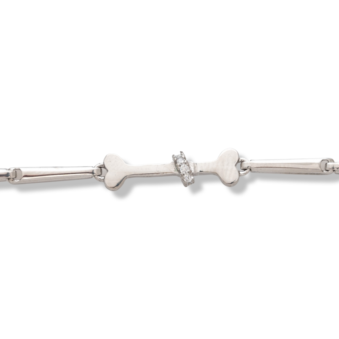 A fun bracelet made of shiny rhodium silver with a fun knuckle design. Delicate zircons gently sparkle on the item. A beautiful gift for any puppy lover.