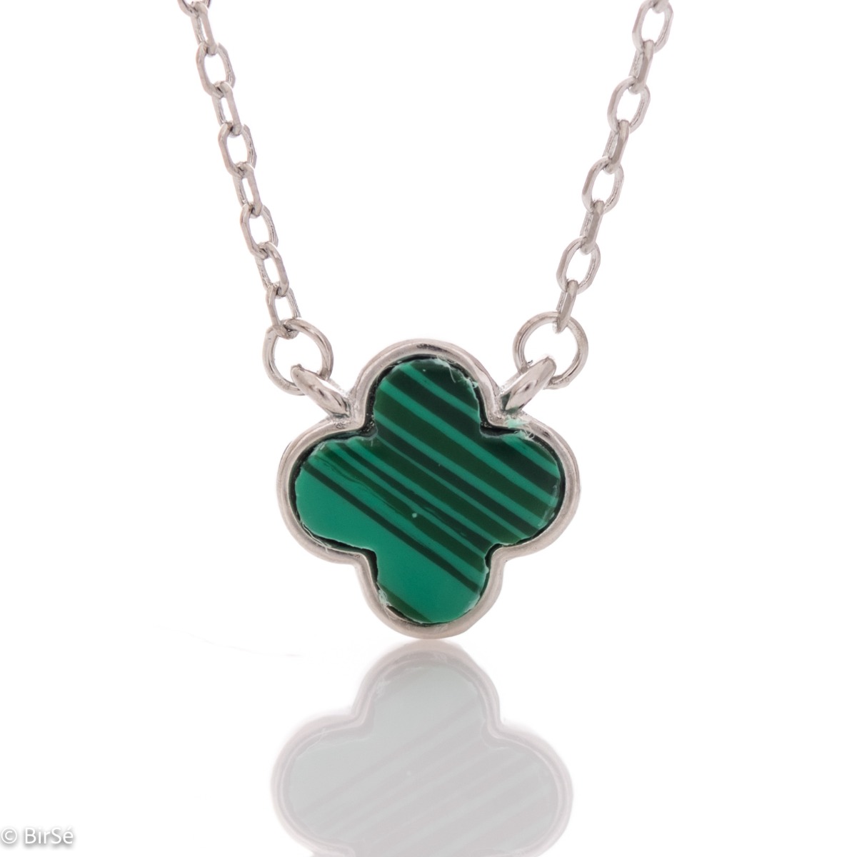 An elegant women's necklace with a simple design of fine rhodium silver, a delicate chain and a beautiful malachite clover.