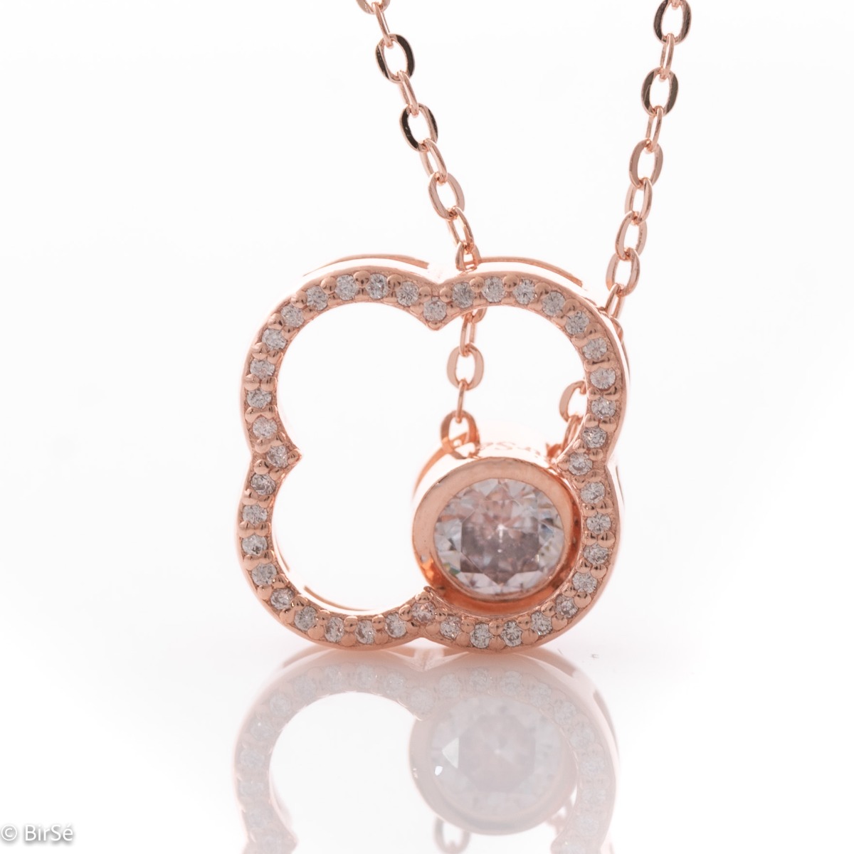 A charming necklace in rose silver with an elegantly shaped clover outline and a dainty zircon dancing in the middle.