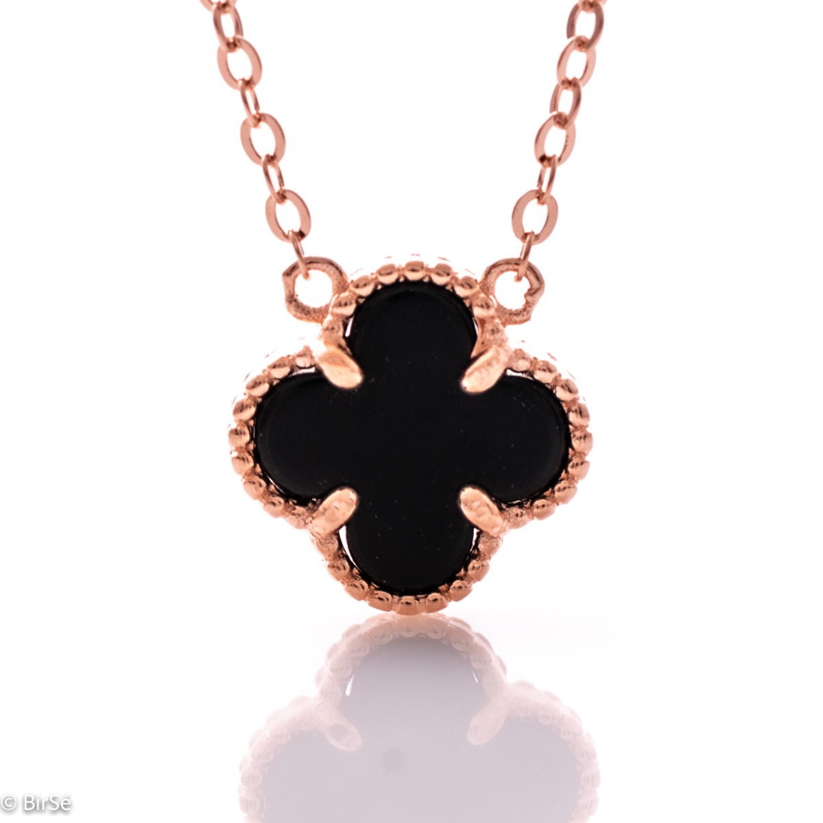 A spectacular necklace in soft rhodium-plated rose silver with a beautifully shaped clover and an enchanted onyx stone. Suitable jewelry for every day.