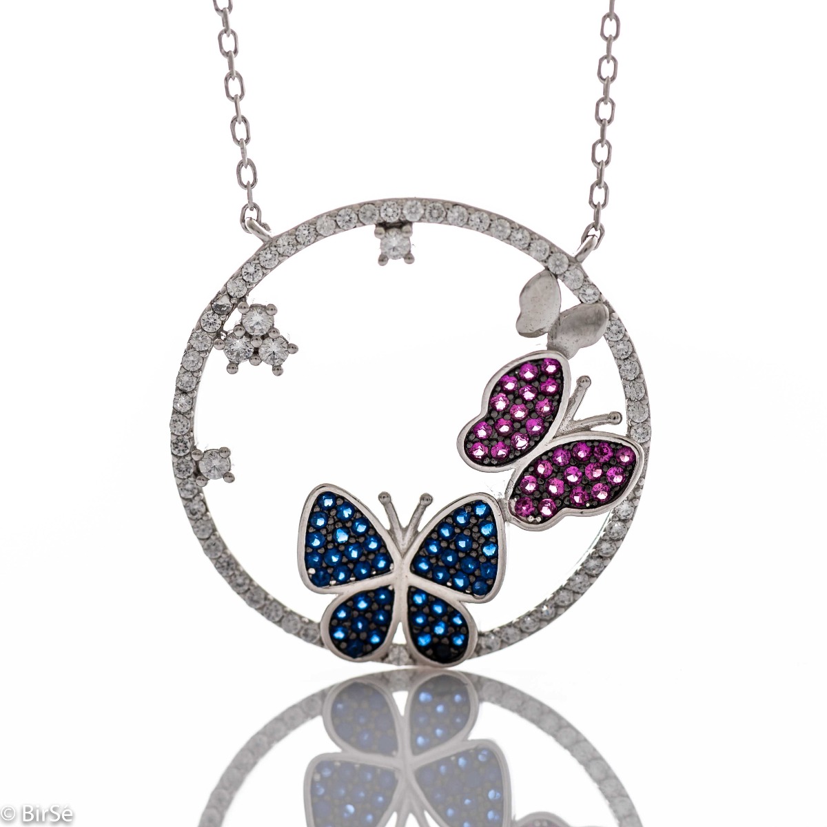 Summer charm envelops you with the new necklace from BirSe. In a gentle circle of finely rhodium-plated silver, multi-colored butterflies flutter their wings. A lovely piece of jewelry for both ladies and young ladies.