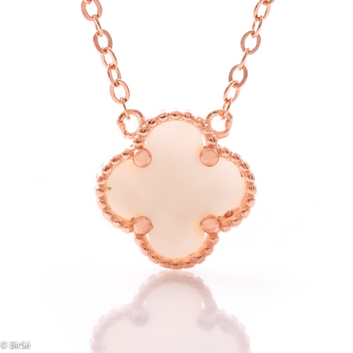 A simple women's clover shaped necklace in rose silver and a lovely white mother of pearl. Suitable jewelry for your everyday life in the office or in nature.