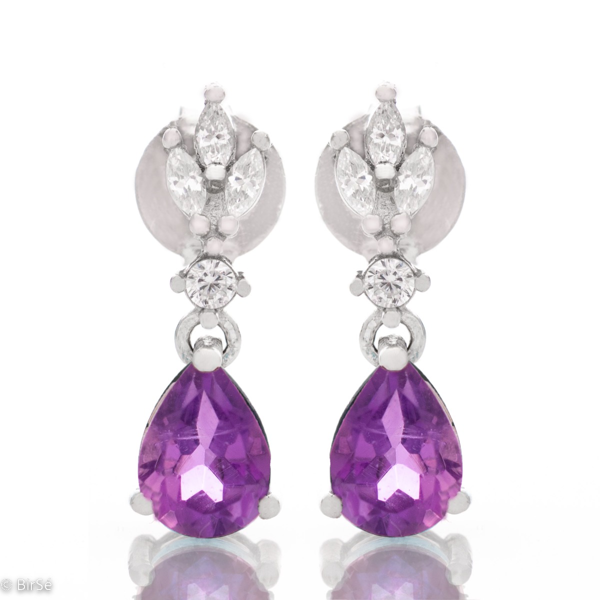 Capture the beauty of natural amethyst and fine rhodium silver in two irresistible earrings. Their delicate design suits every type of face, and from the same collection you can enjoy a ring and a necklace.