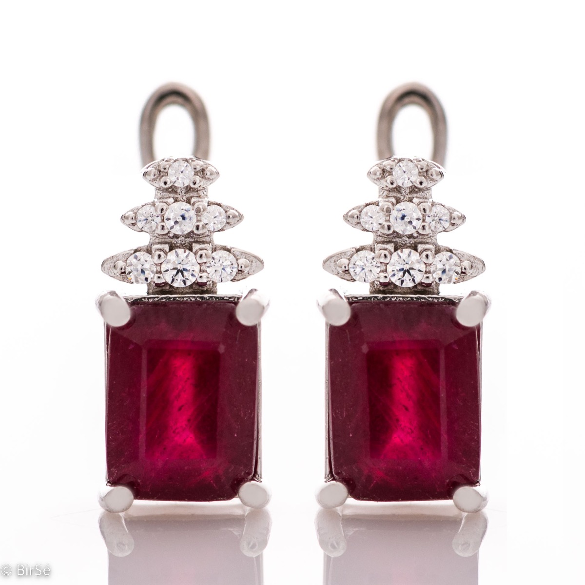 Elegant women's earrings with a spectacular design. Made entirely of rhodium-plated sterling silver, a baguette-shaped natural ruby ​​and sparkling cubic zirconia, with the ladies' favorite English clasp. In a sophisticated ring and pendant set in the sam