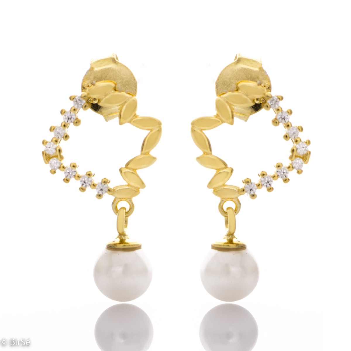 Charming silver earrings with an exquisite design of soft yellow silver, a flash of zircons and the elegance of a natural pearl.