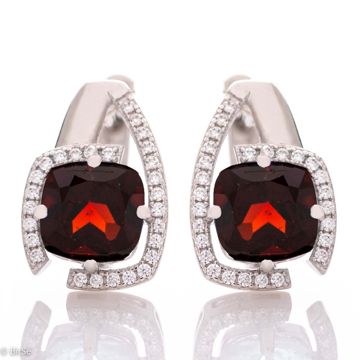 Elegant women's earrings with English clasp and precision craftsmanship entirely of rhodium-plated silver, combined with radiant natural garnet and sparkling zircons. They can be combined with a ring of the same model.