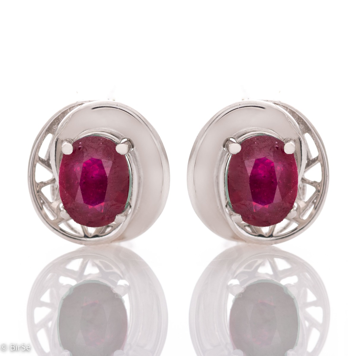 Tempting earrings with exquisite craftsmanship in rhodium-plated silver and a lovely natural ruby. The earrings are English clasp, and with the complete ring and pendant set, you will be irresistible.