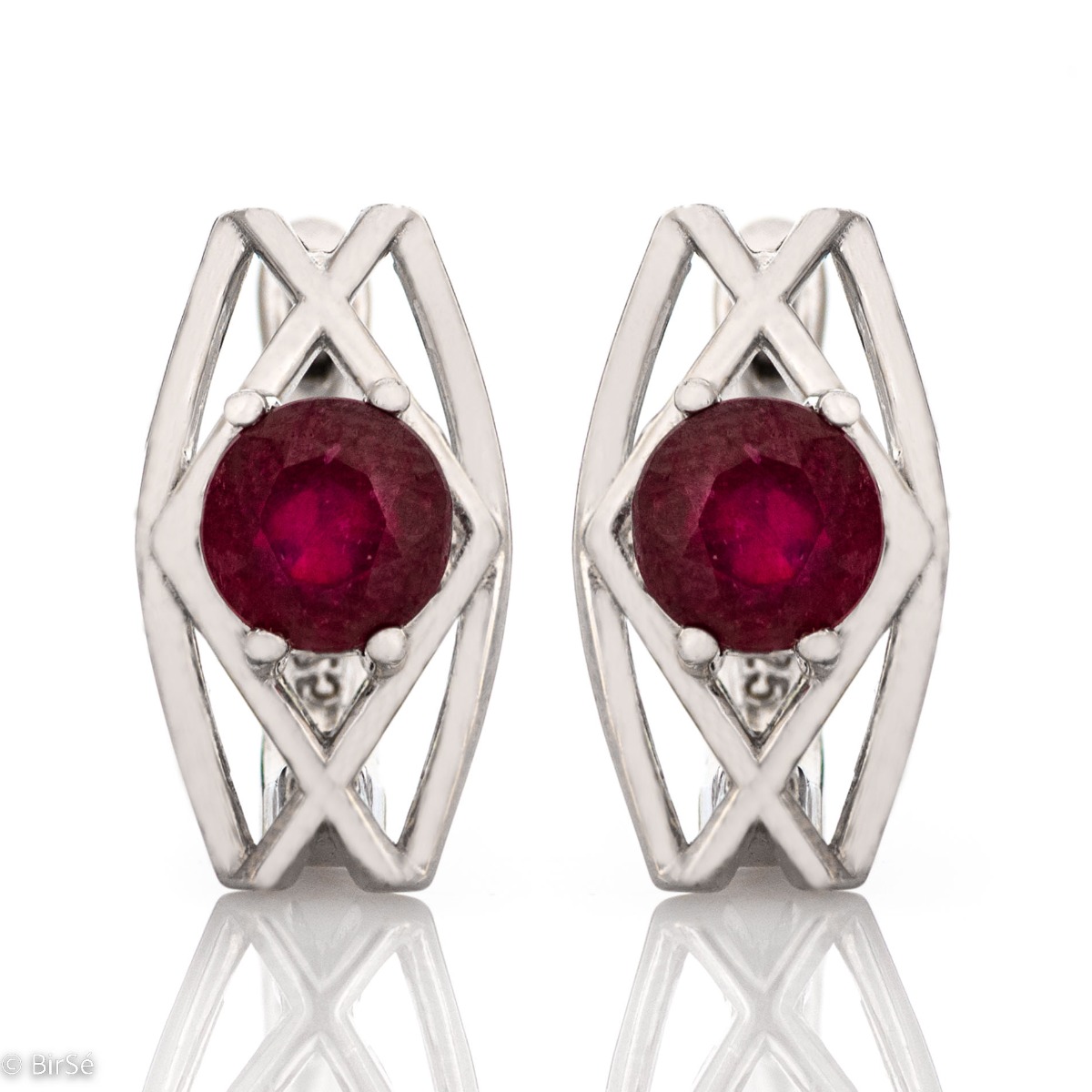 A gorgeous set of English clasp earrings combining the brilliance of natural rubies and rhodium-plated silver. Give yourself a ring from the set with just one click or from BirSe stores.