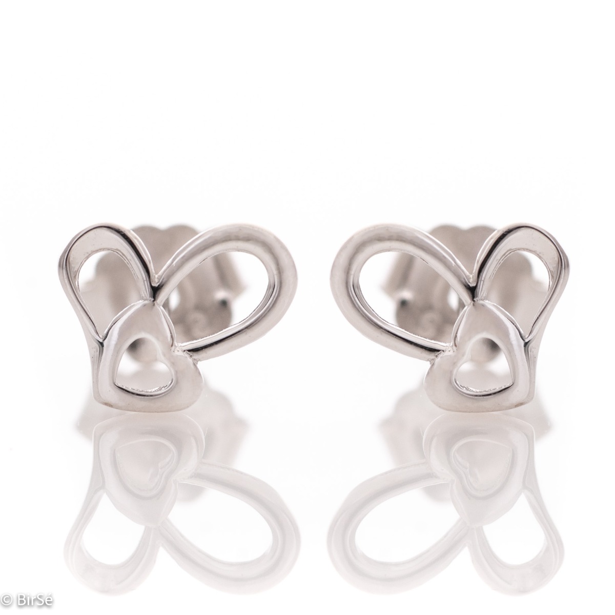 Captivating earrings, masterfully crafted from fine rhodium silver with an elegant interlocking heart design. Beautifully sculpted from silver, they are a suitable piece of jewelery for ladies of any age and the pin fastening is comfortable and practical.