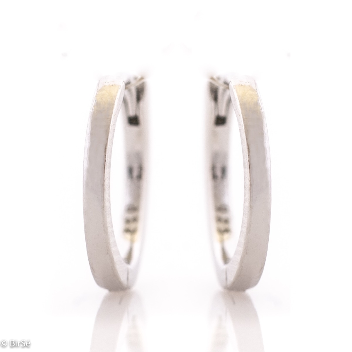 Elegant women's silver hoop earrings with a clean design and a push-through clasp. Comfortable and practical for your everyday life.