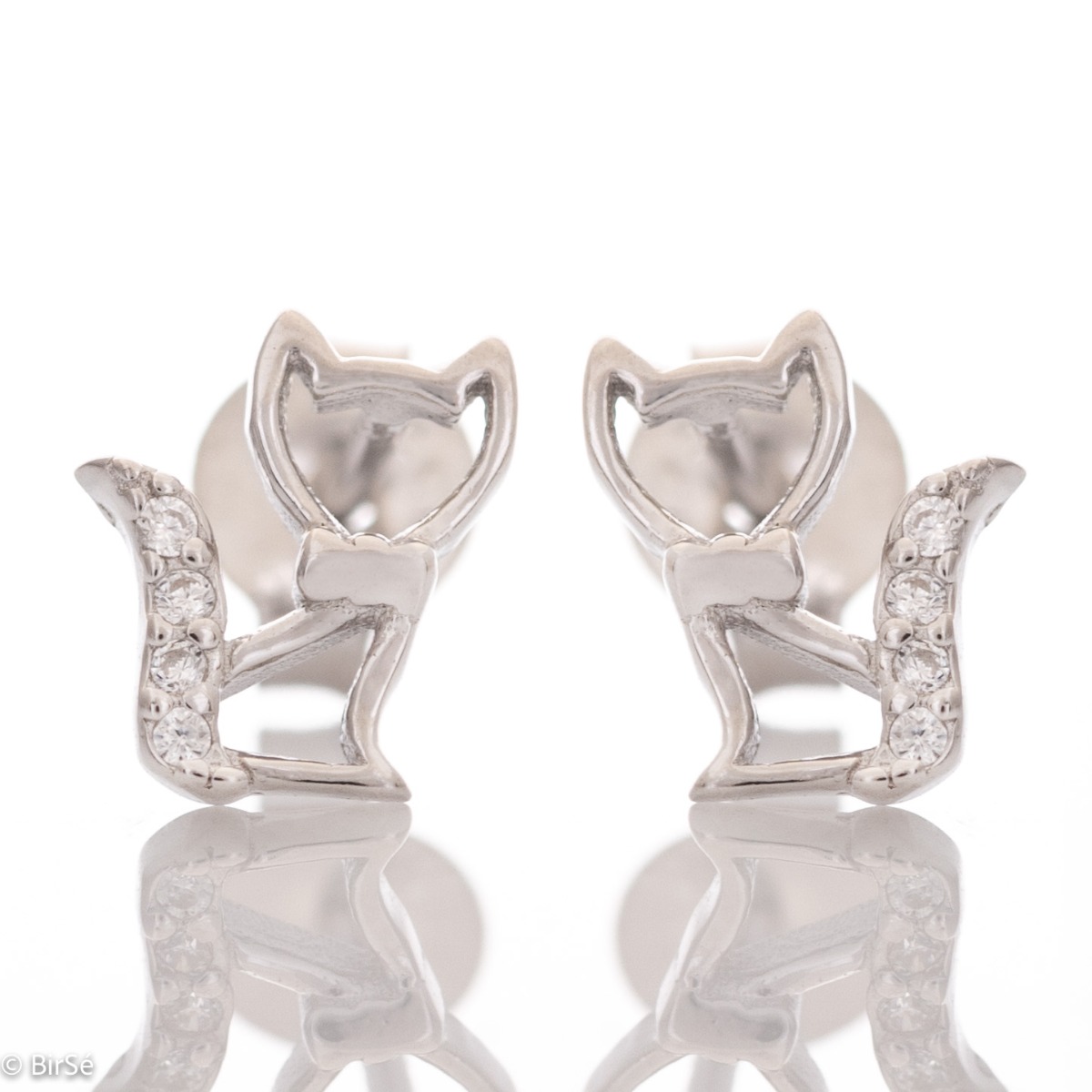 Charming kitten earrings, made entirely of fine rhodium silver, with a tail of sparkling zircons. They can be completed with a pendant from the same series.