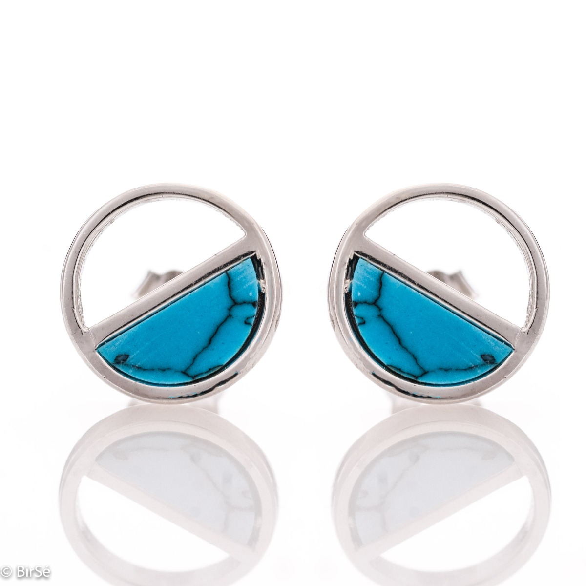 Captivating earrings made entirely of rhodium-plated silver that gracefully embraces a beautiful turquoise whose blue resembles the endless expanse of the sea. The earrings bring a summer mood, and together with the pendant, they will transport us to the 