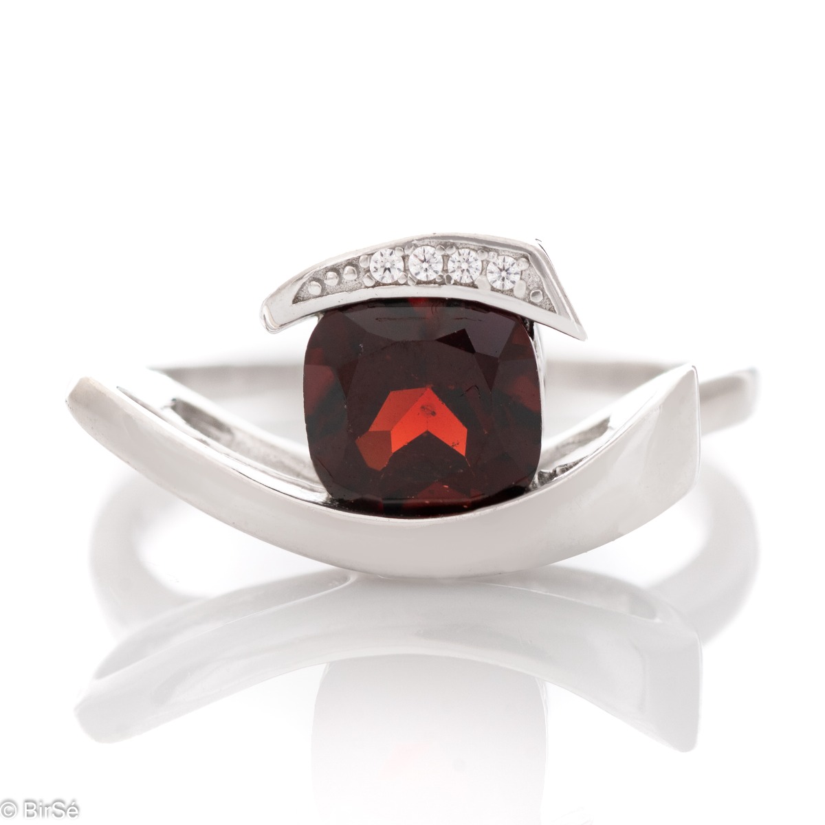 Elegant Women's Ring of Fine Rhodised Silver with Magnetic Garnet 1,60 ct.