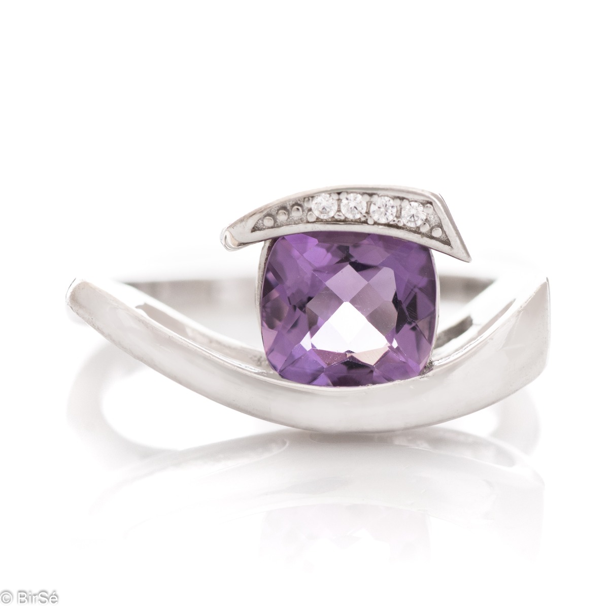 Elegant Women's Ring of Fine Rhodised Silver with Magnetic Amethyst 1,30 ct.