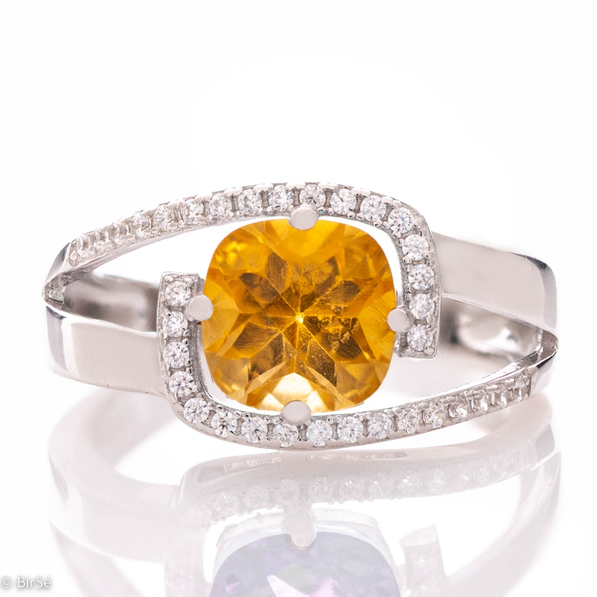 With the color of molten gold and the warmth of the sun is this ring from our new collection. A captivating citrine stone is at the center of the beautiful jewel, exquisitely encrusted with zircons.