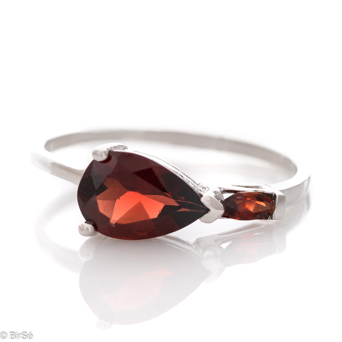 Spectacular women's ring with modern craftsmanship, combining shiny rhodium-plated silver with drop-shaped natural garnet. Can be combined with earrings of the same model.