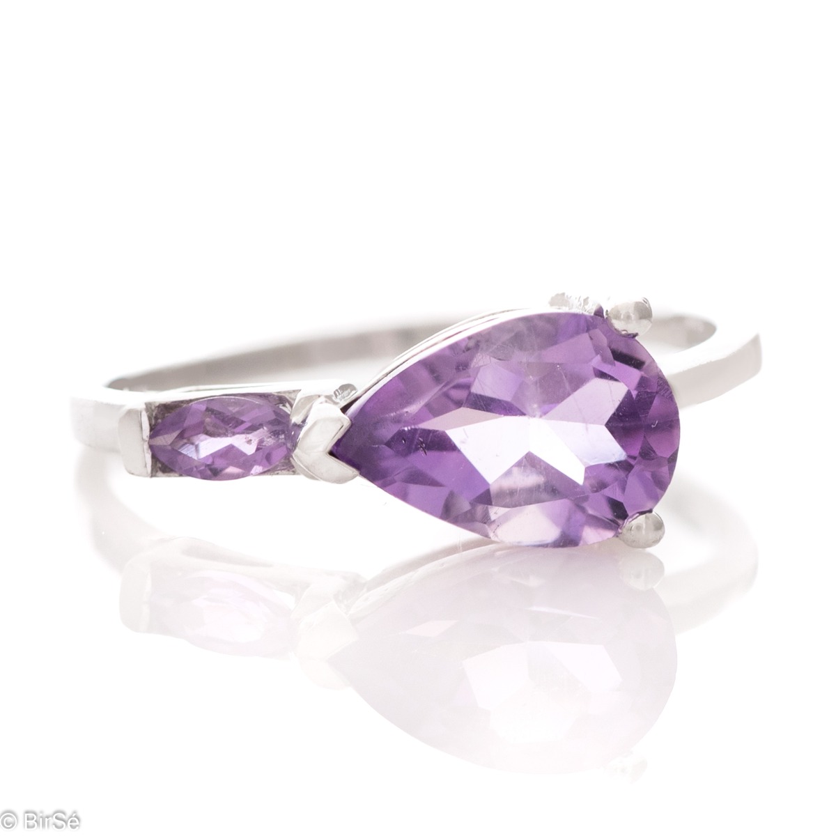 A charming women's ring made entirely of soft rhodium silver, elegantly holding an enchanted drop-shaped amethyst. The piece is part of a charming set of earrings and pendant.