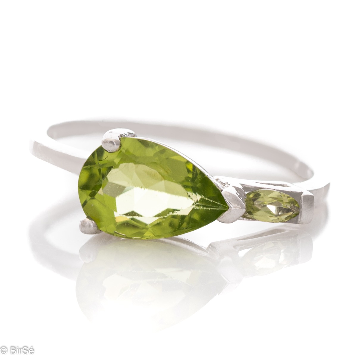 Spectacular and radiant women's ring with a natural peridot stone, in a delicate teardrop shape, complemented by a shiny, fine workmanship of beautiful rhodium silver.