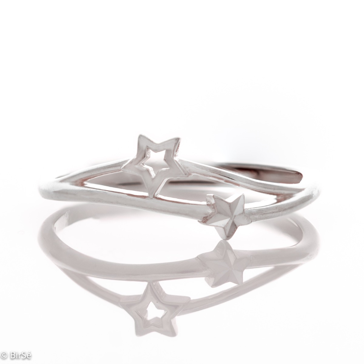 An extremely elegant women's ring made of rhodium silver with an adjustable size and two charming stars.